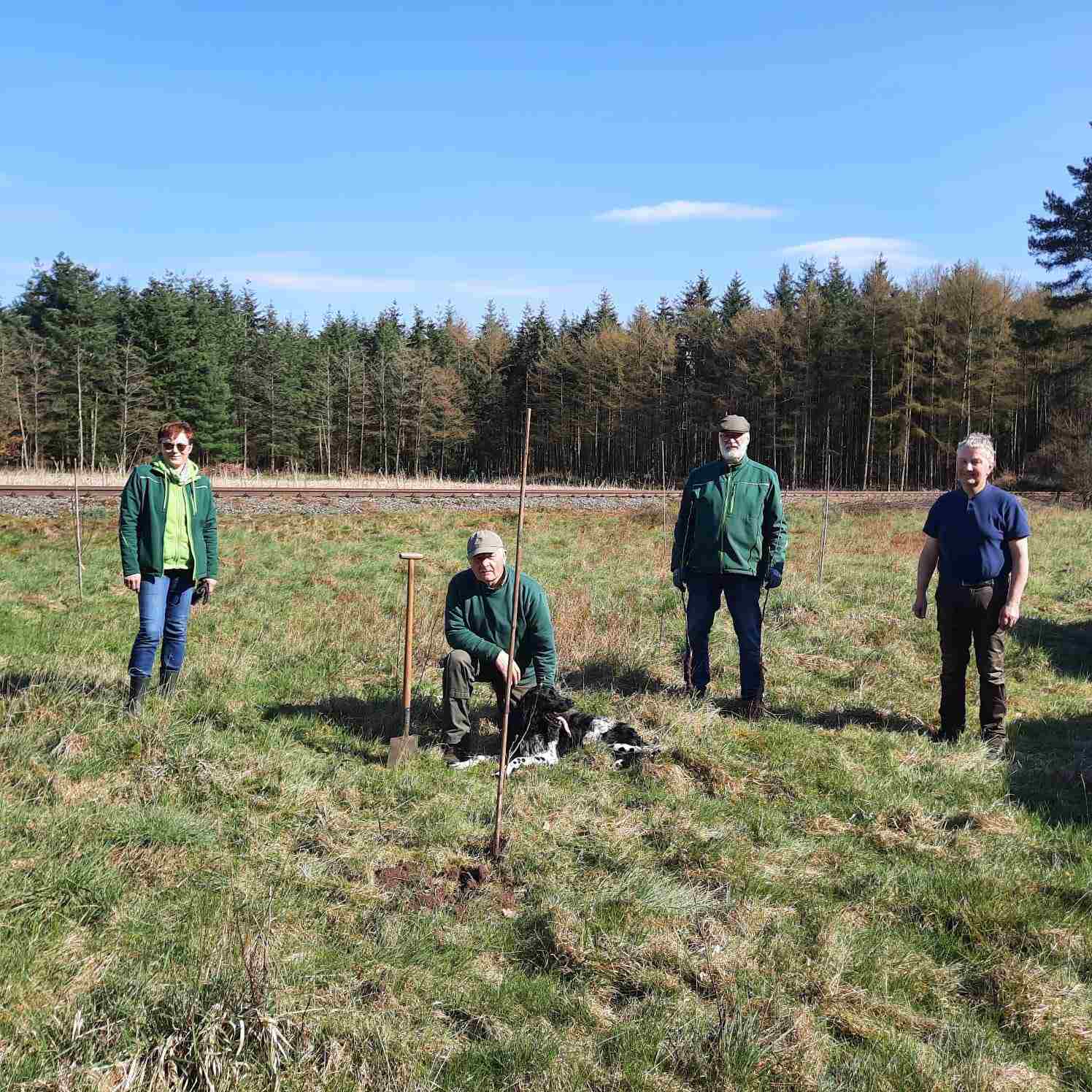 Pflanzaktion von Obstbaeumen1 Von links Annegret Thoben, Otto Heyer Martin Neekamp und Gottfried Vorwerk